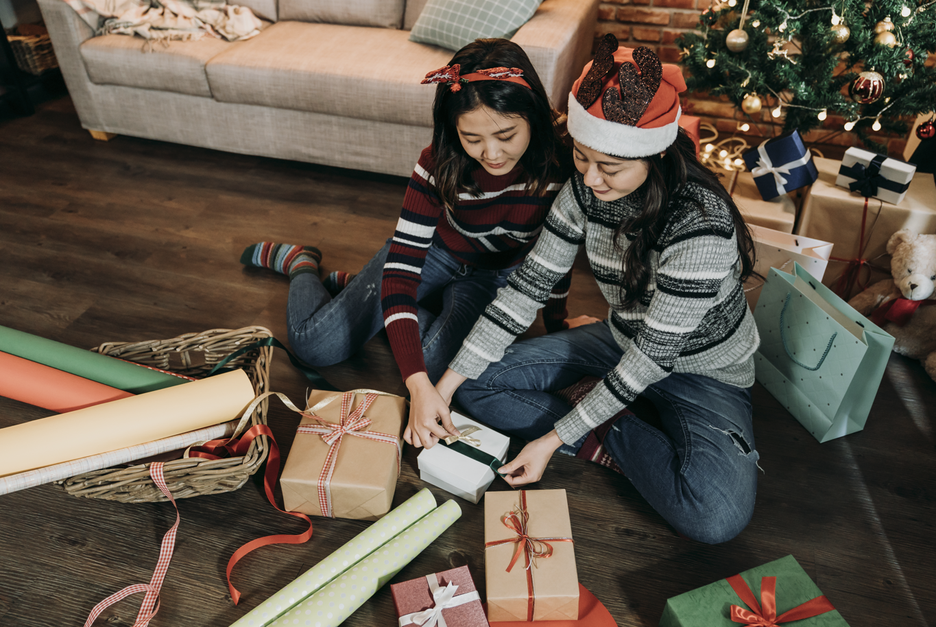 bunda dan si kecil, kado Natal, kreativitas anak, membungkus kado, Bunda, si Kecil